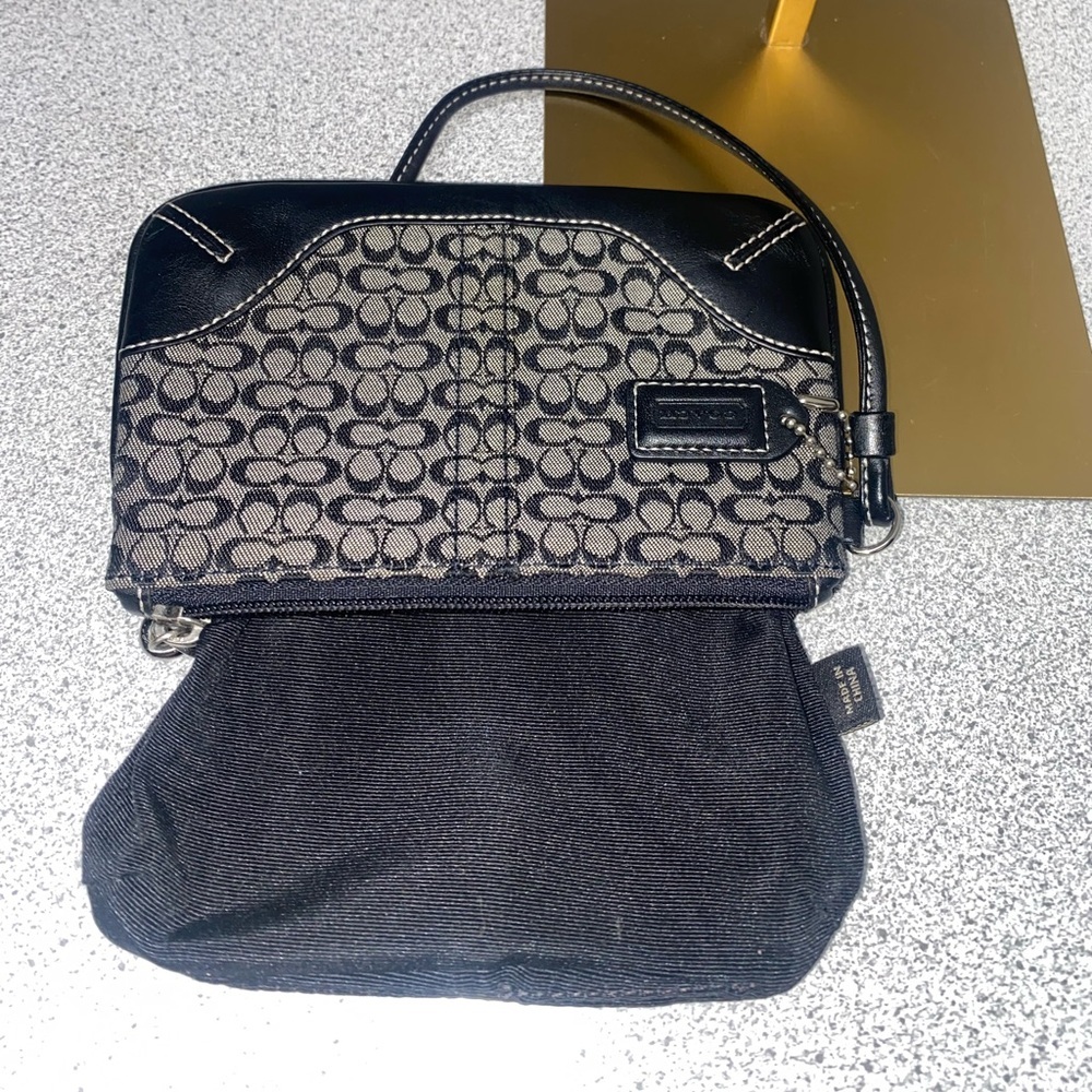 Coach Vintage Signature SoHo Wristlet GUC - Picture 9 of 11